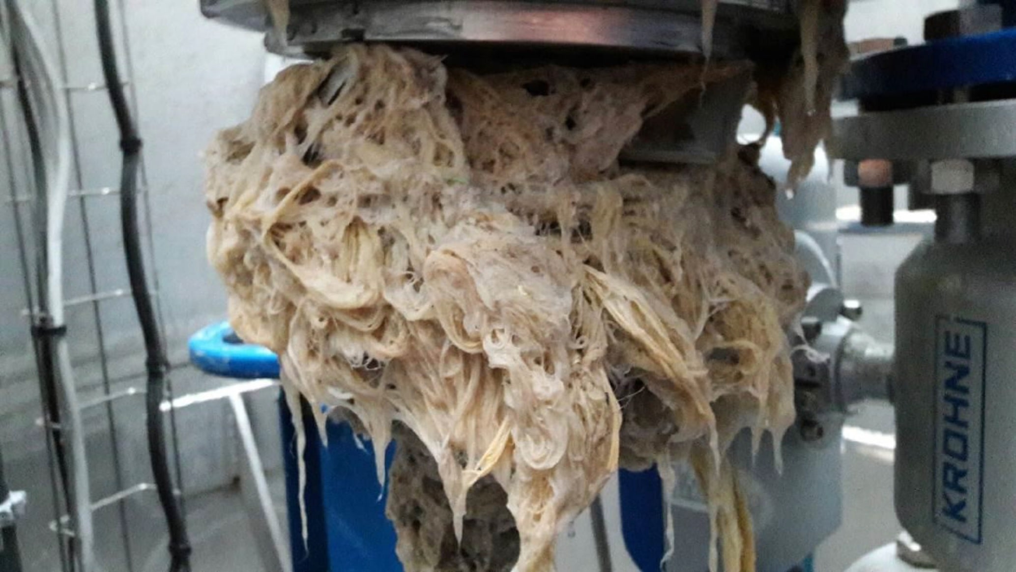 Photo illustrant un colmatage en raison de lingettes
