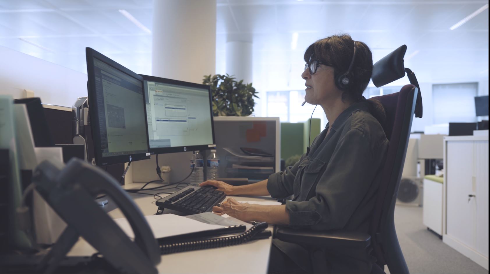 Photo illustrant une chargée de clientèle